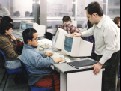 Grupo de estudiantes ciegos trabajando con computadoras.