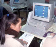 Nia ciega utilizando computadora con tecnologa adaptada.